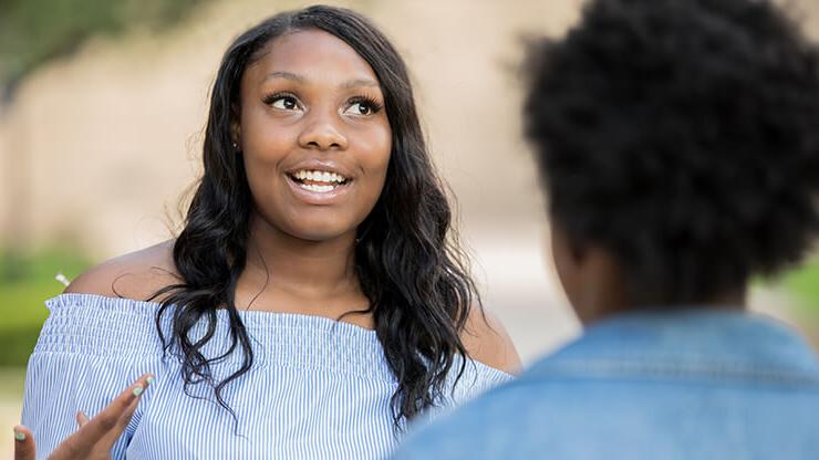 两个非裔美国女学生在谈话